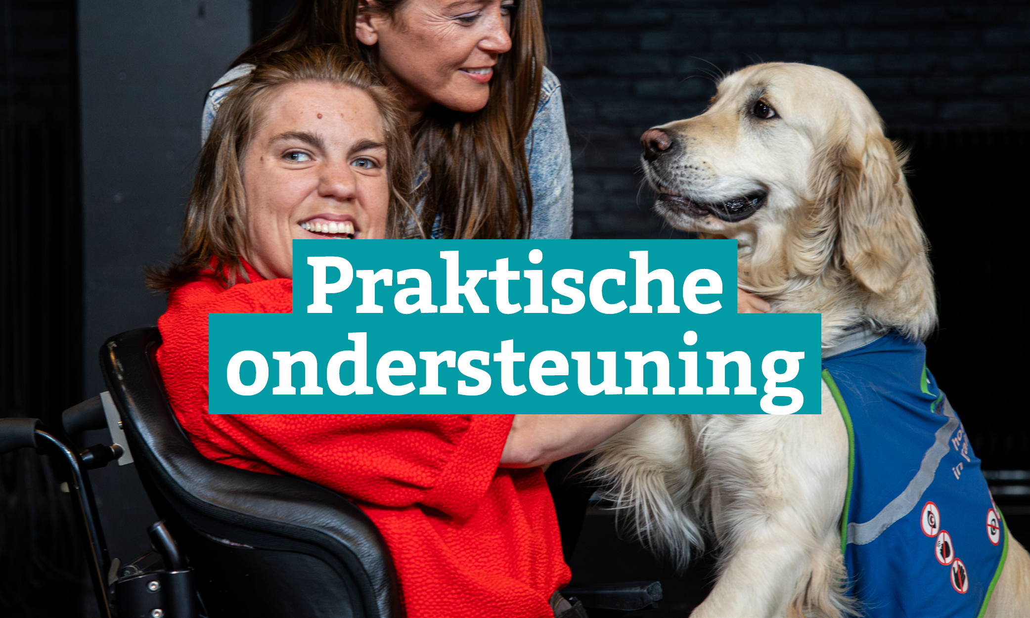 Op de afbeelding staat een vrouw met haar hond